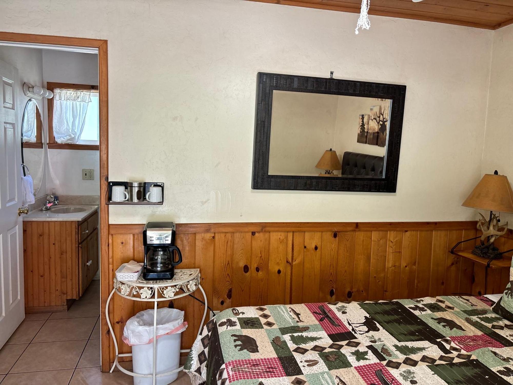ת'רי ריברס Sequoia River Front Cabins חדר תמונה
